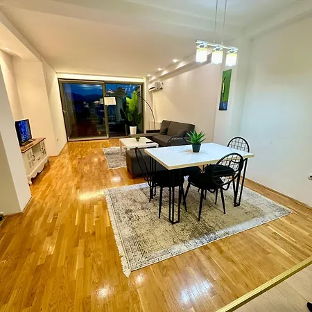 Regina's Commodious Apartment *