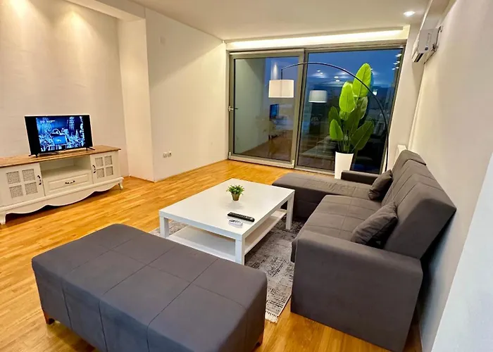 Апартаменти Regina's Commodious *